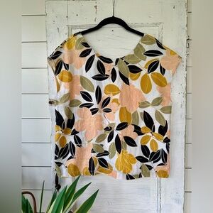 RACHEL ZOE, WOMENS FLORAL TOP IN 100% LINEN. SHORT SLEEVE, BACK V-NECK. NS